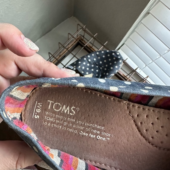 TOMS Alpargatas Navy Polka Dot - Picture 2 of 7